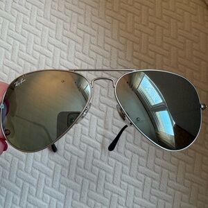 Ray-Ban Aviator Sunglasses with Metallic Frame
